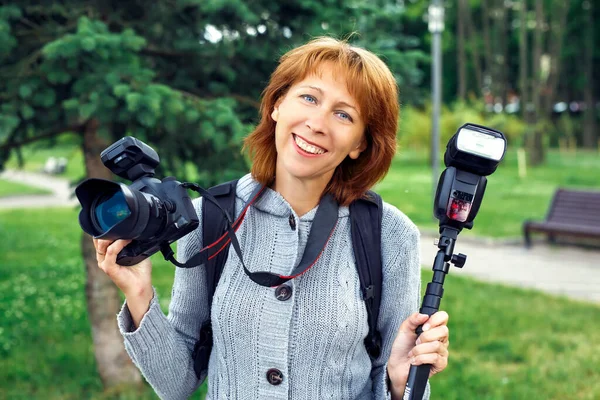 Портрет Девушки Фотографа Девушка Держит Камеру Руках Улыбается — стоковое фото