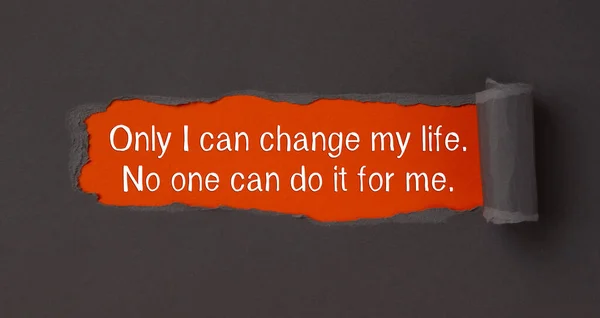 人生を変えることができるのは 誰も私のためにそれを行うことはできません 引き裂かれた茶色の紙の後ろのテキスト — ストック写真
