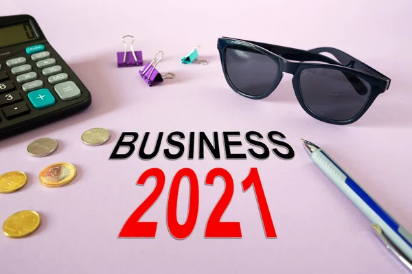 Concept Business 2021 Rekenmachine Geld Bril Tafel — Stockfoto