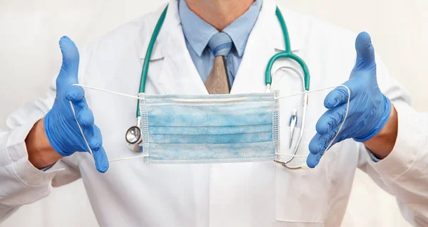 Médico Con Guantes Protectores Pone Una Máscara Protectora Concepto Sanitario — Foto de Stock