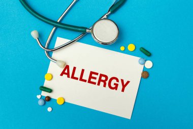İçinde ALLERGY yazan kart, haplar ve şırınga. Tıbbi konsept.