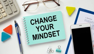 Not defterine motivasyon teşvik alıntısı yazıldı. Zihninizi değiştirin. Fikirlerinizi açıklayın, çabalarınıza odaklanın ve vaktinizi akıllıca kullanın..