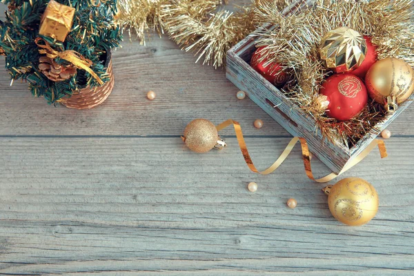 圣诞或新年作文 木制背景和金色圣诞装饰品 — 图库照片