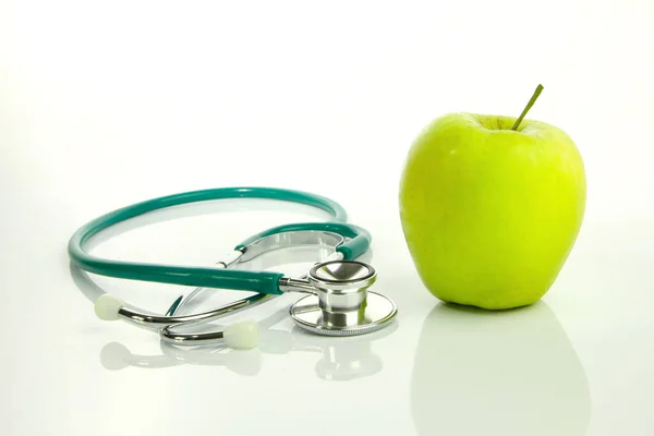 緑色のリンゴと白い背景の聴診器 ダイエットと減量の概念 — ストック写真