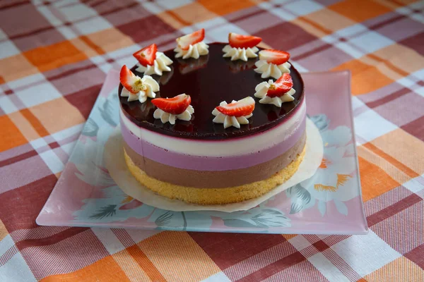 Spons Cake Met Aardbeien Chocolade Room — Stockfoto