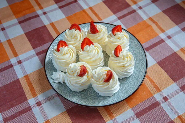 Bolos Brancos Com Creme Morangos Marshmallow Merengue Sobremesa Doces Caseiros — Fotografia de Stock