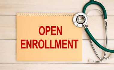 Metni açık olan kart ENROLMENT ve steteskop, tıbbi konsept.
