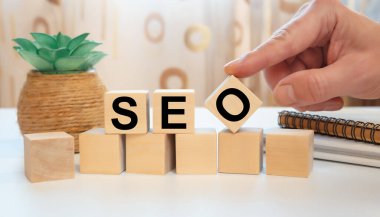 SEO arama motoru optimizasyonu. Tahta küplerin kısaltması SEO.