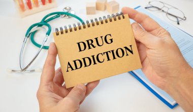 Bir doktorun ve steteskopun elinde metni olan bir not defteri, tıbbi konsept..