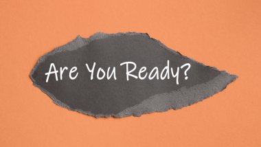 Hazır mısın? Yırtık kahverengi kağıdın arkasında beliriyor. Motivasyon teşvik alıntısı.