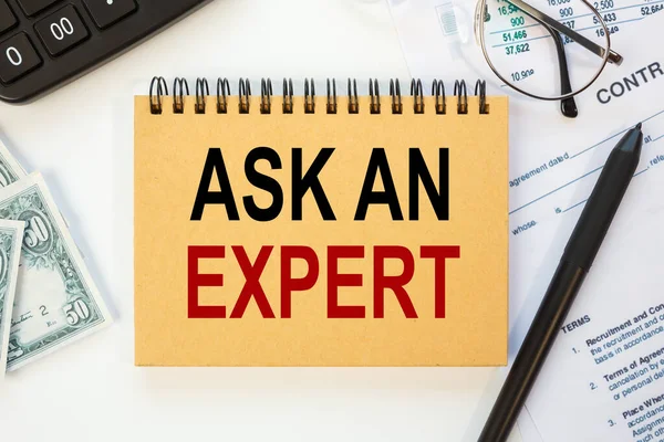 Affärsidé Skrivbord Och Anteckningsbok Ask Expert — Stockfoto