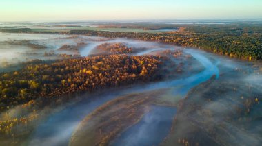 Şafak vakti Berezina nehrinin üzerinde sabah sisi. Kırsalda puslu bir sonbahar sabahı.