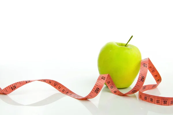 Πράσινο Μήλο Μέτρο Ταινία Λευκό Φόντο Διατροφή Και Απώλεια Βάρους — Φωτογραφία Αρχείου