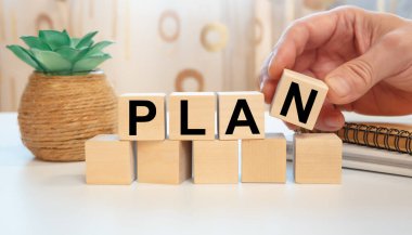 Beyaz arkaplandaki tahta bloklardan plan kelimesi