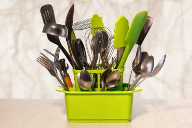 Mutfak için organizatör. Eldeki tüm araçlar.