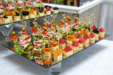 Jambon, peynir ve meyveli nefis kanepeler. Atıştırmalıklar