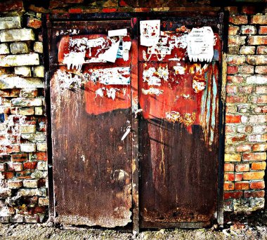eski brickwall ve paslı kapı