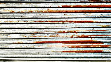 Eski paslı metal çitler