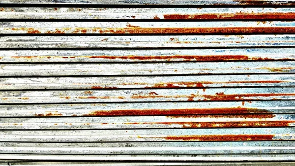 Eski paslı metal çitler