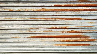 Eski paslı metal çitler