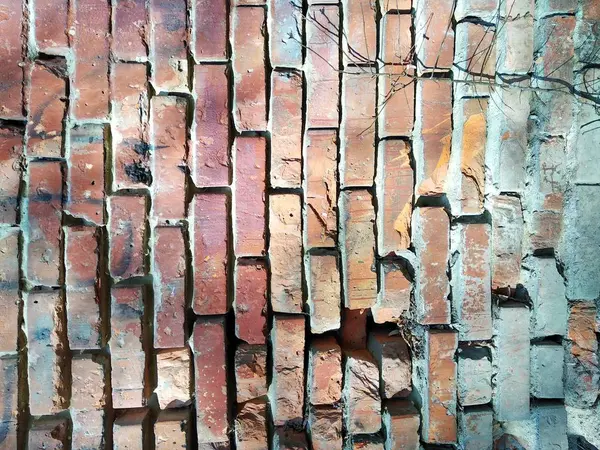 eski yıkık tuğla duvar