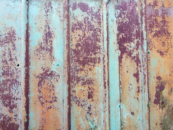 Eski paslı metal vagon