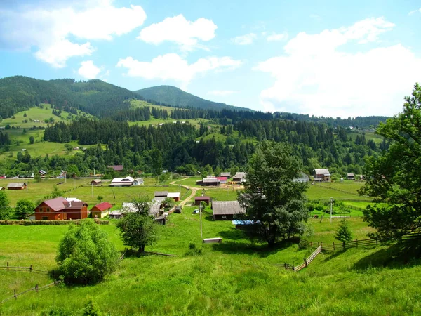 Karpat Dağları evlerde ev ile manzara