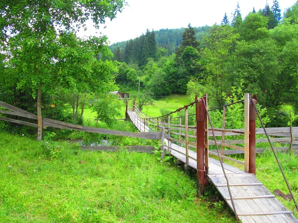 Houten Brug Door Een Rivier Berg — Stockfoto