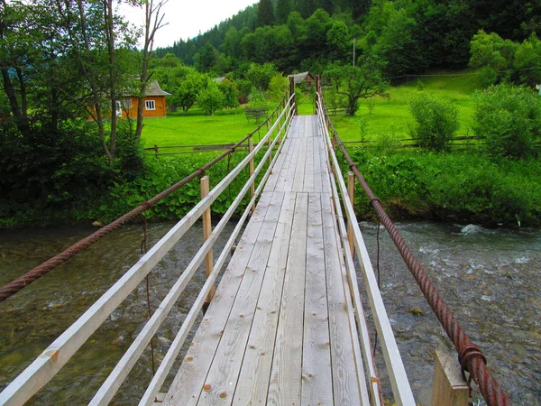 Holzbrücke Durch Einen Gebirgsfluss — Stockfoto