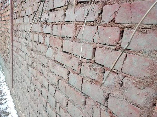 eski, uzun, kırmızı tuğla duvar