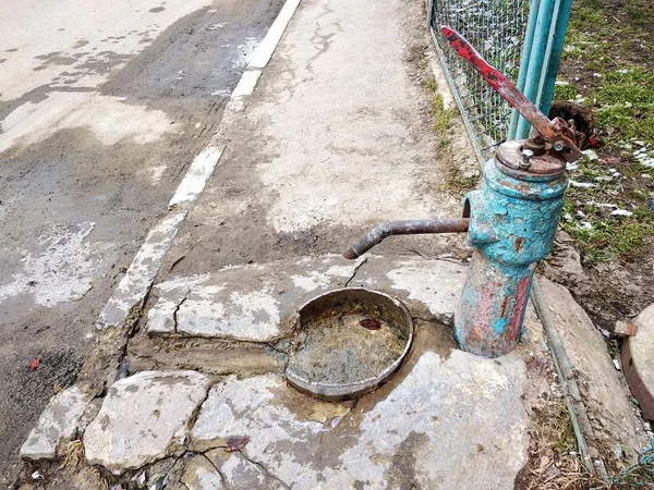 eski sokak su pompası