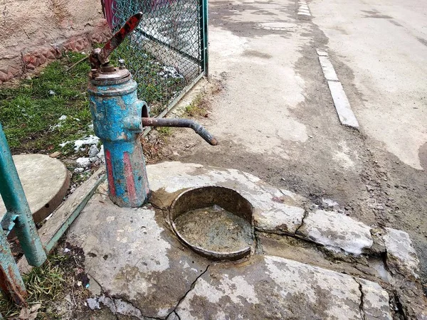 eski sokak su pompası