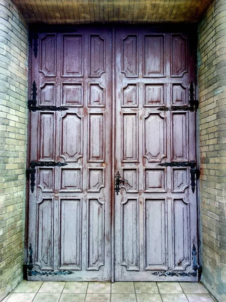 eski tapınağın ahşap kapılar