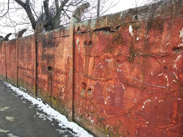 Dikenli Tel ile Beton Çit