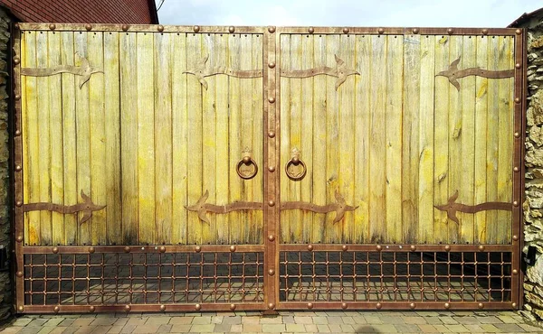 eski bir tarzda yapılmış ahşap kapı