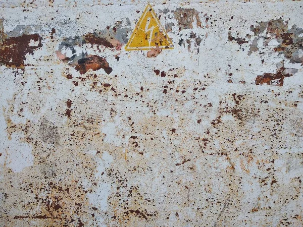 Yüksek gerilim hakkında bir uyarı ile eski paslı metal levha