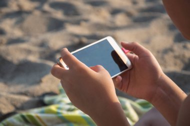 havuzda yüzme sonra kumsalda becerikli alet ile oynayan çocuk