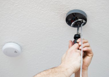 tavana yeni bir avize sabitleme