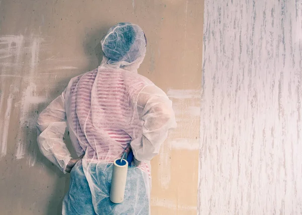 Woman making repairs in her apartmen — Stock Photo, Image