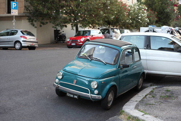улица с автомобилями в Риме, Италия