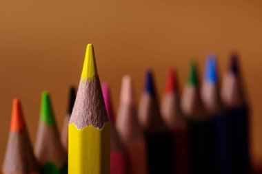 Sarı kalem diğer kalemler arasında lideridir. Altın arka plan. İş kavramı