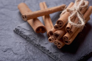 Tarçın bir taş arka planda sopa