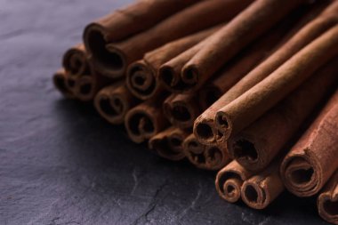 Tarçın bir taş arka planda sopa