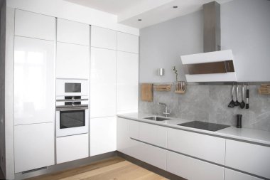 ahşap zemin ve bambu ile parlak beyaz mutfak