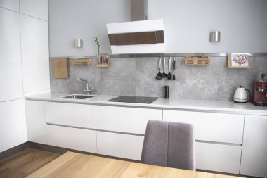 kar-beyaz mutfak ahşap masa