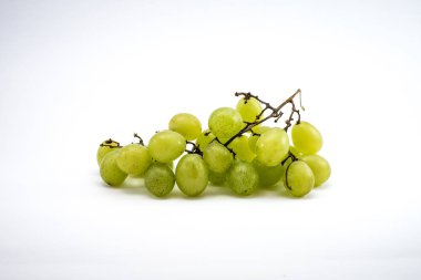 beyaz zemin üzerine Yeşil üzüm demet