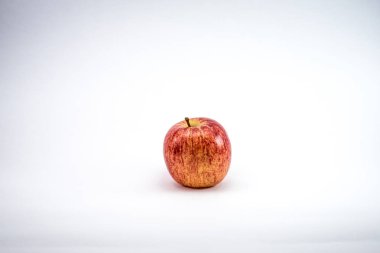 Beyaz arkaplanda taze elma