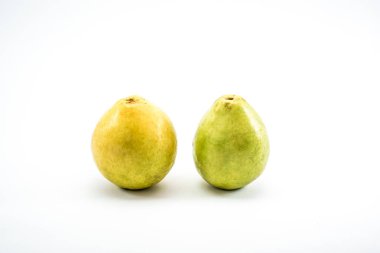 Beyaz arka plan üzerinde iki guavas