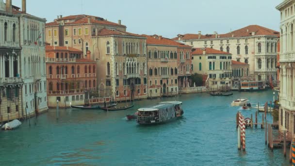 Transporte Público e Barco de Táxi no Canal em Veneza, Itália . — Vídeo de Stock