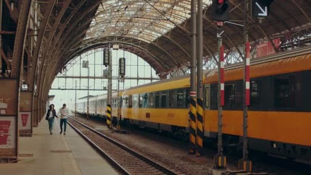 Prag Tschechische Republik - 06.08.2016: Schönes Paar kommt als Touristen zum Bahnhof in Prag, Tschechische Republik — Stockvideo